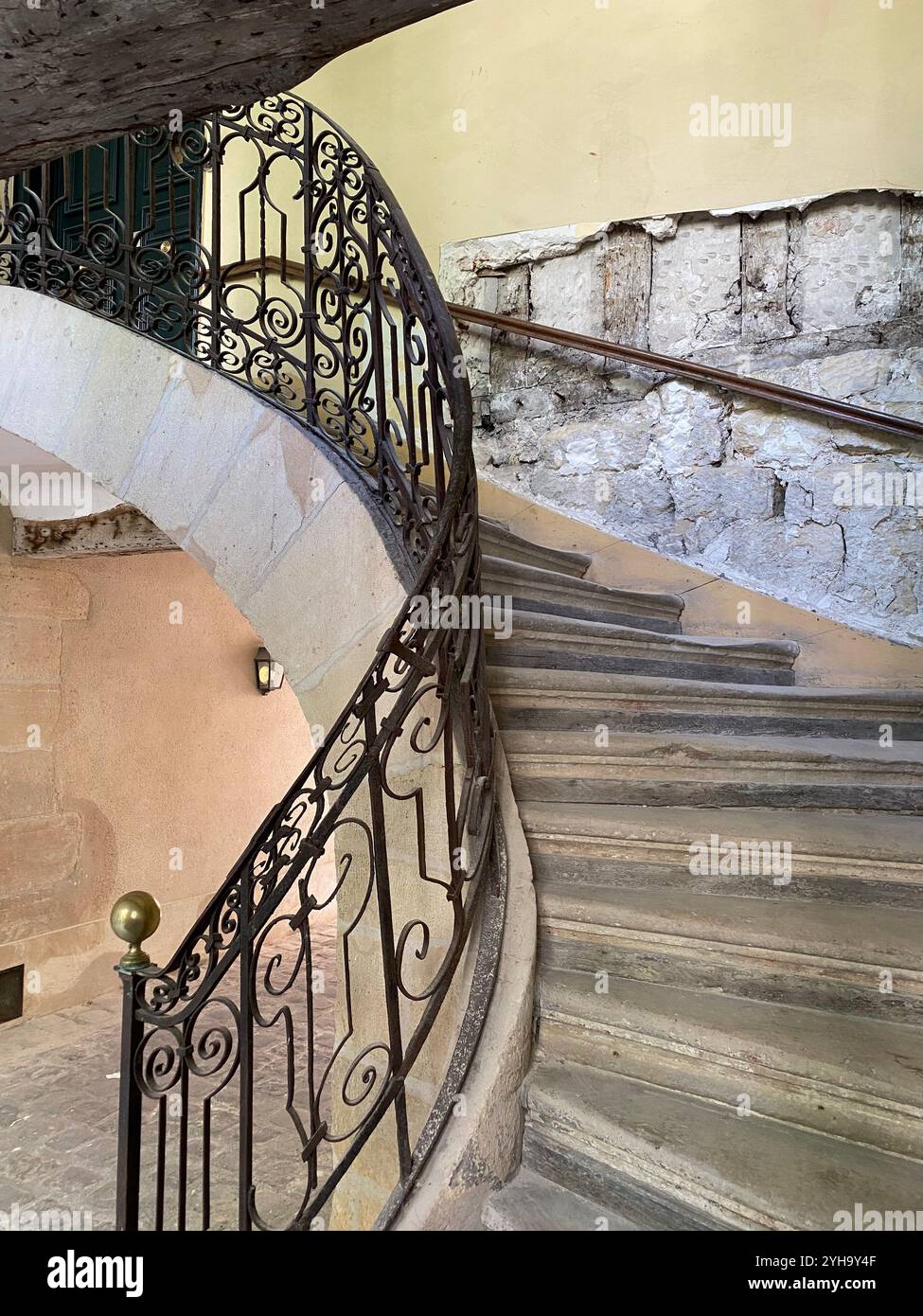 Architettura parigina - scalinate/scale splendidamente decorate - Immagine stock catturata con smartphone