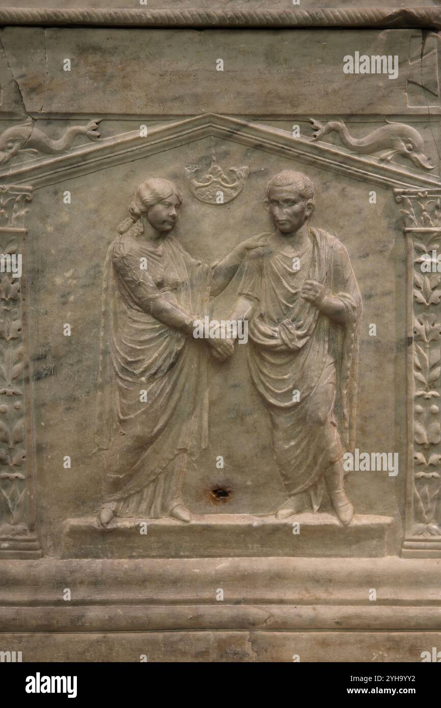 Altare funerario. Marmo. Cuopoli romani che si uniscono per mano (dextrarum iunctio). Lei, in stola e palla, lui in toga. 40-50 CE. Roma. Era Claudiana. Nazionale Foto Stock