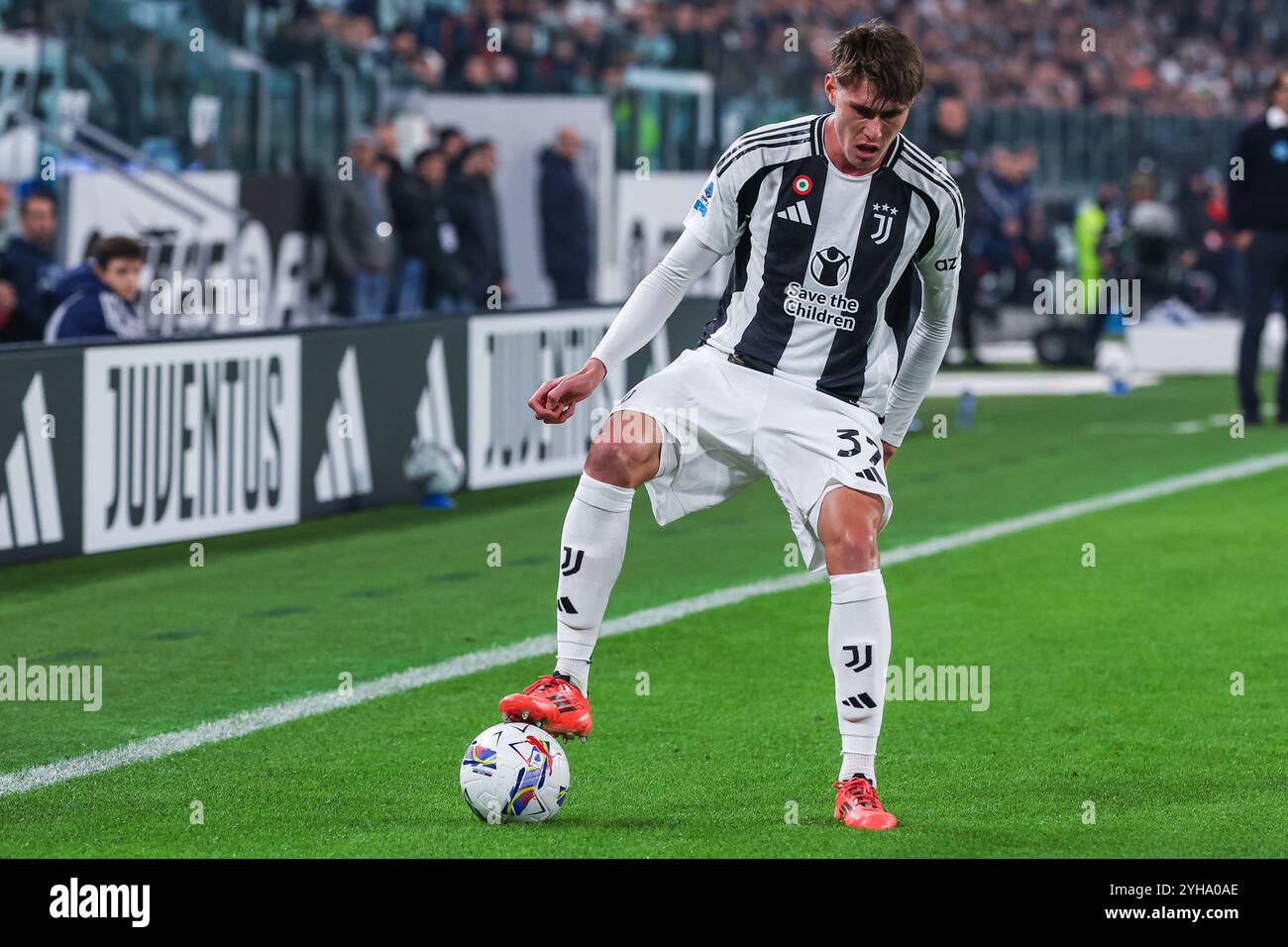 Torino, Italia. 9 novembre 2024. Nicolo Savona della Juventus FC visto in azione durante la partita di calcio di serie A 2024/25 tra Juventus FC e Torino FC all'Allianz Stadium. FINAL SCOREJuventus 2 | 0 Torino (foto di Fabrizio Carabelli/SOPA Images/Sipa USA) crediti: SIPA USA/Alamy Live News Foto Stock