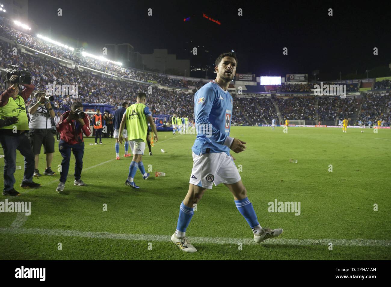 Città del Messico, Ciudad de Mexico, Messico. 10 novembre 2024. José Ignacio Rivero #15 del Cruz Azul guida in avanti il pallone contro Tigres de la UANL durante la 17a partita del Torneo de apertura 2024 Liga MX all'Estadio Ciudad de los Deportes. Punteggio finale 1 Tigres 1- 1Cruz Azul. Il 9 novembre 2024 a città del Messico, Messico. (Immagine di credito: © Ismael Rosas/eyepix via ZUMA Press Wire) SOLO PER USO EDITORIALE! Non per USO commerciale! Foto Stock