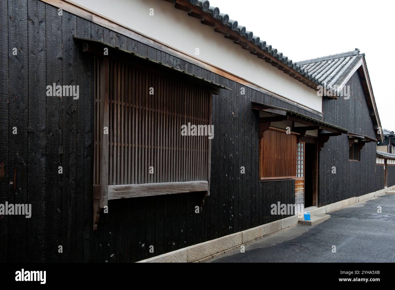 Un edificio rivestito in yakisugi (cedro bruciato) che funge da forma tradizionale di conservazione del legno in Giappone. Foto Stock