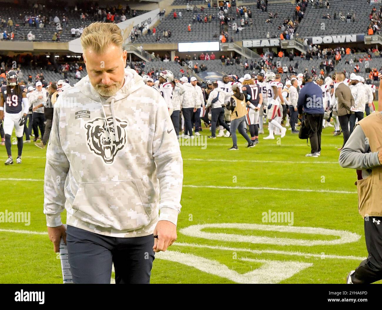 Chicago, Stati Uniti. 10 novembre 2024. Con la testa bassa, il capo-allenatore dei Chicago Bears Matt Eberflus esce dal campo dopo una sconfitta per 19-3 contro i New England Patriots al Soldier Field di Chicago domenica 10 novembre 2024. Foto di Mark Black/UPI Credit: UPI/Alamy Live News Foto Stock