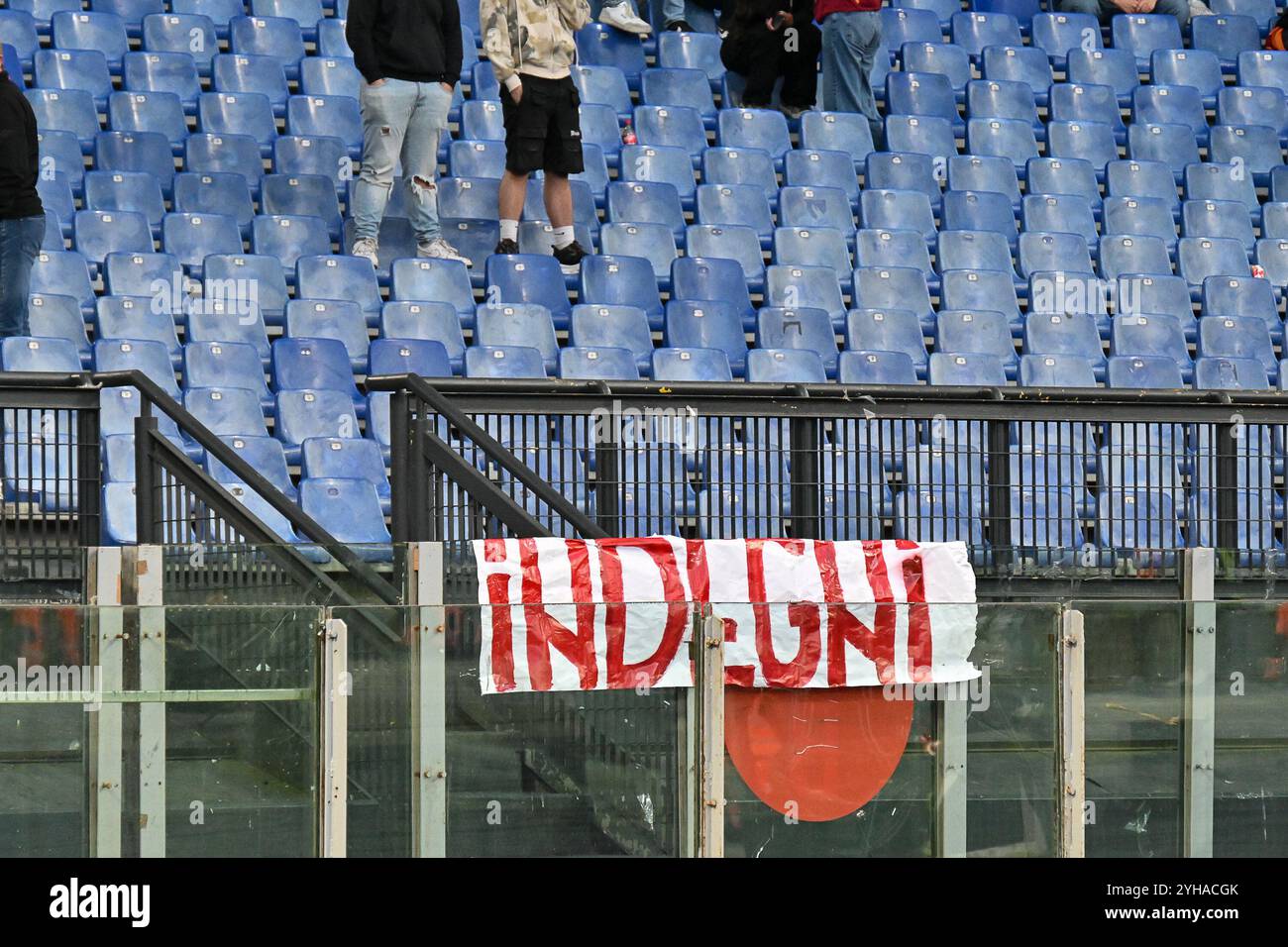 Roma, Italia. 10 novembre 2024, stadio Olimpico, Roma, Italia; serie A EniLive Football; Roma contro Bologna; lo striscione contro i calciatori sceso dai tifosi rom prima di lasciare lo stadio crediti: Roberto Ramaccia/Alamy Live News Foto Stock