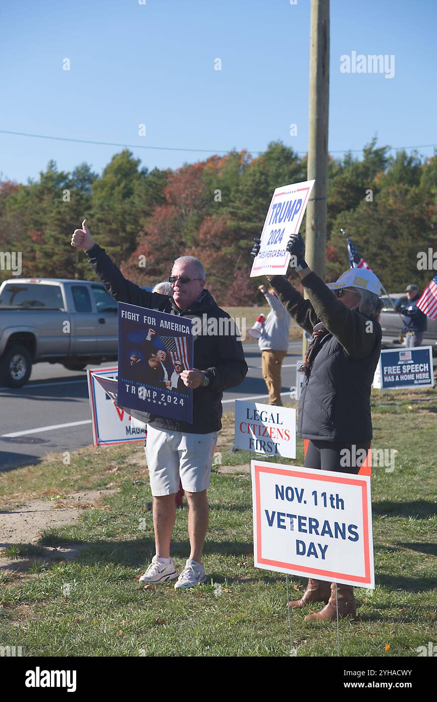 Un raduno United Cape Patriots al Bourne Rotary a Cape Cod. Una manifestazione per la giornata dei veterani e per celebrare la vittoria di Trump. Foto Stock