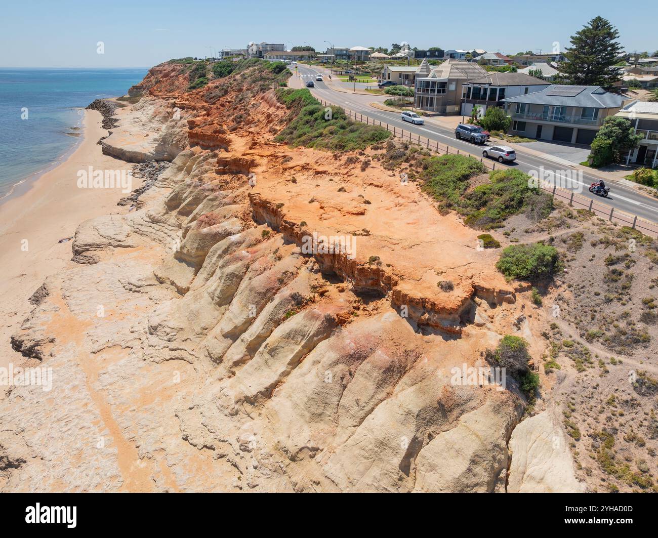 Vista aerea delle scogliere erose sotto una spianata costiera a Port Noarlunga, nell'Australia meridionale Foto Stock