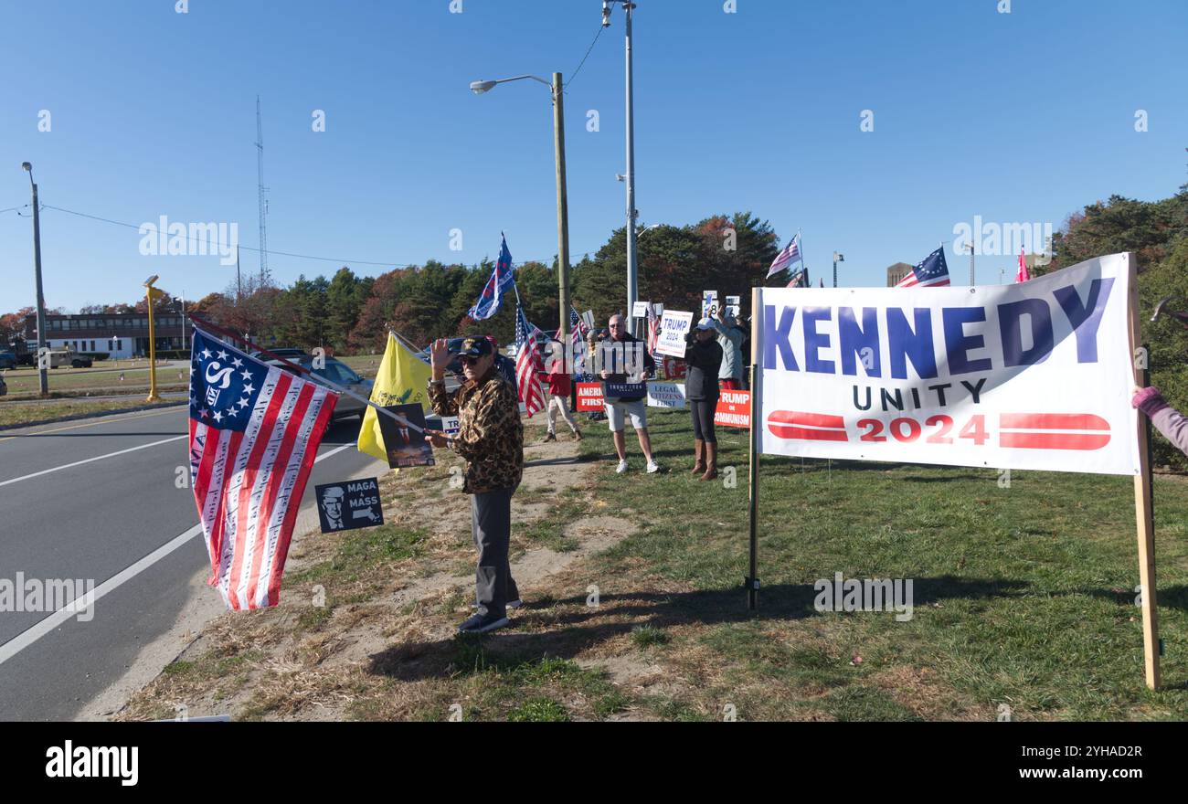 Un raduno United Cape Patriots al Bourne Rotary a Cape Cod. Una manifestazione per la giornata dei veterani e per celebrare la vittoria di Trump. Foto Stock