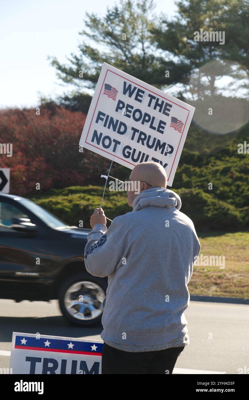 Un raduno United Cape Patriots al Bourne Rotary a Cape Cod. Una manifestazione per la giornata dei veterani e per celebrare la vittoria di Trump. Foto Stock