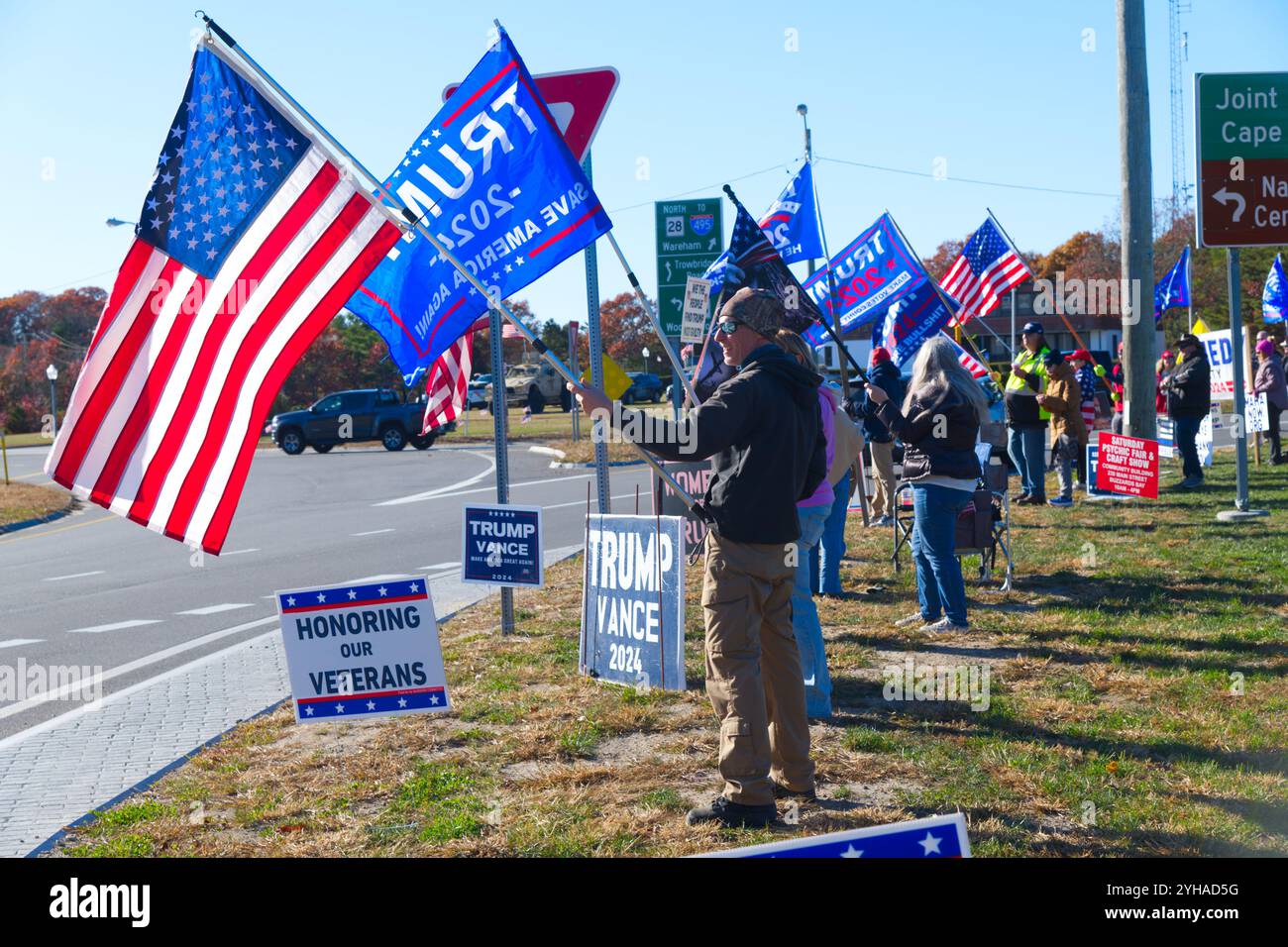 Un raduno United Cape Patriots a Bourne Rotart a Cape Cod. Una manifestazione per la giornata dei veterani e per celebrare la vittoria di Trump. Foto Stock