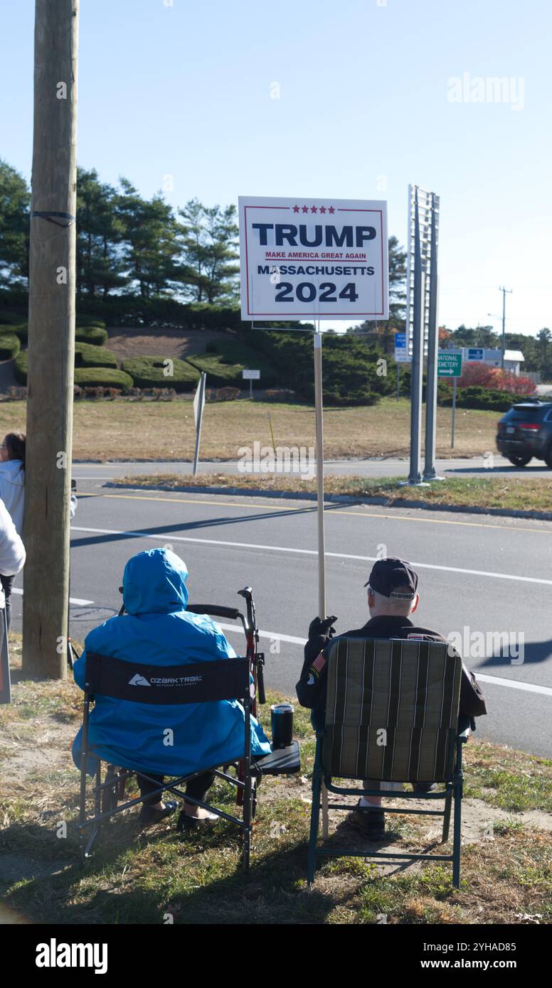 Un raduno United Cape Patriots al Bourne Rotary a Cape Cod. Una manifestazione per la giornata dei veterani e per celebrare la vittoria di Trump Foto Stock
