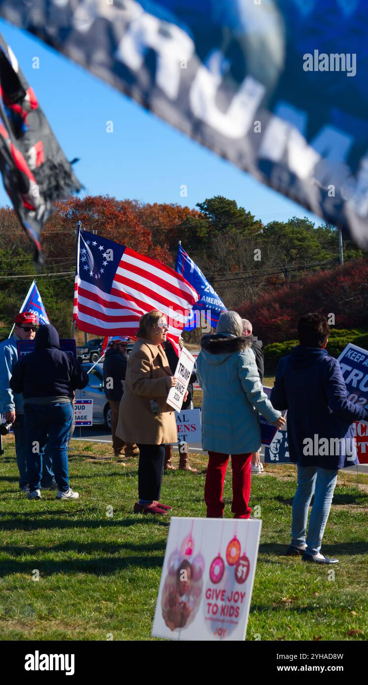 Un raduno United Cape Patriots al Bourne Rotary a Cape Cod. Una manifestazione per la giornata dei veterani e per celebrare la vittoria di Trump. Foto Stock