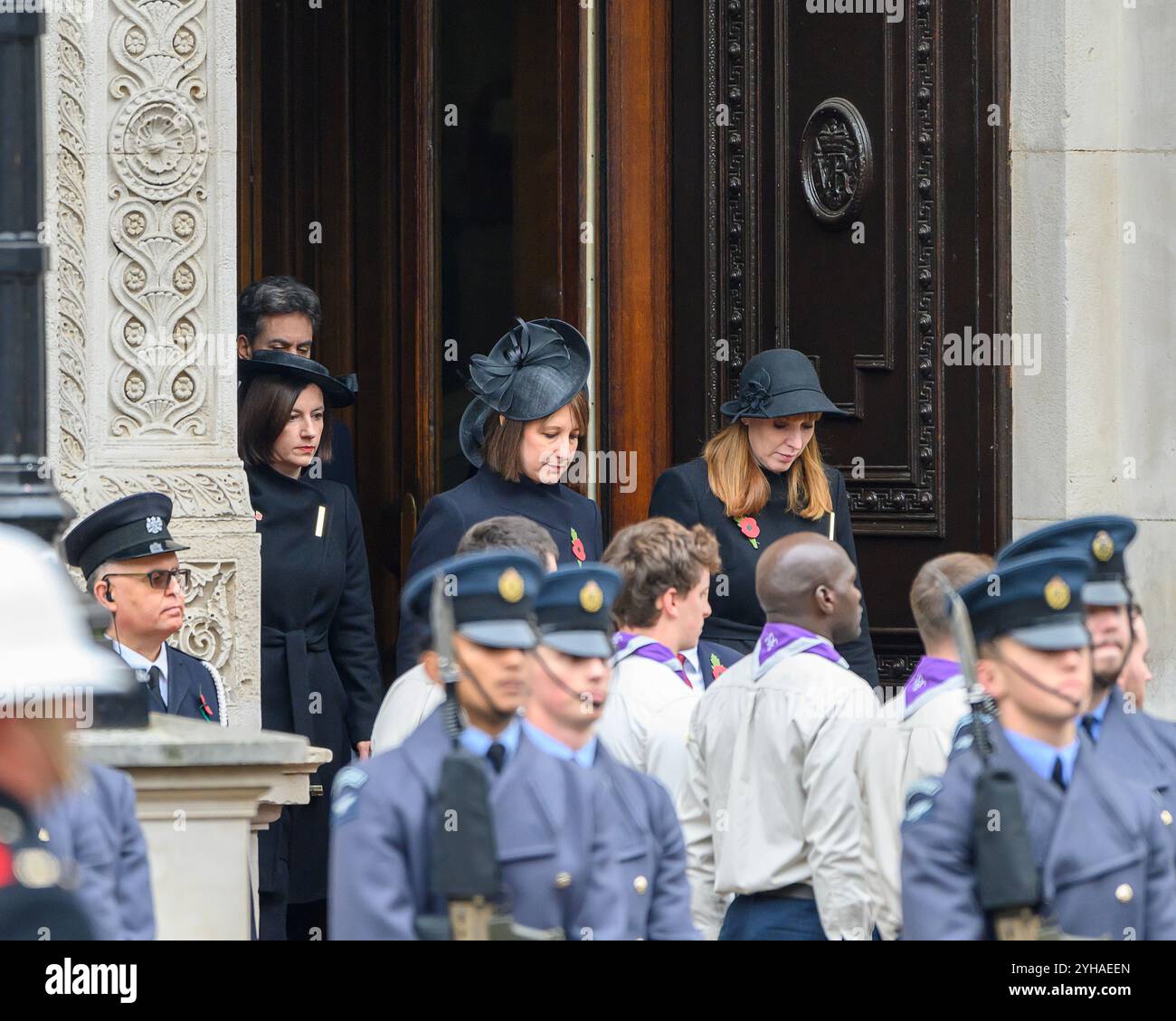 Londra, Regno Unito 10 novembre 2024. I ministri del lavoro emergono dalla porta dell'Ufficio degli Esteri, del Commonwealth e dello sviluppo di Whitehall per prendere il loro posto al Cenotafio, poiché la nazione onora coloro che hanno perso la vita in conflitti la domenica della memoria. Foto Stock