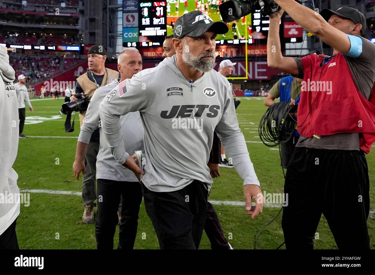 New York Jets interim head coach Jeff Ulbrich leave Sheffield after an NFL football game against the Arizona Cardinals, Sunday, Nov. 10, 2024, in Glendale, Ariz. (AP Photo/Brynn Anderson) Foto Stock