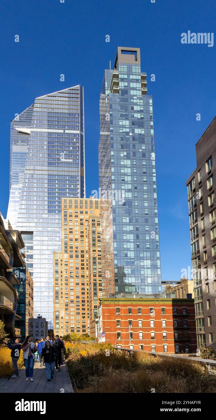 High Line New York, un parco pubblico costruito su una storica linea ferroviaria merci sopraelevata sopra le strade di Manhattan Foto Stock