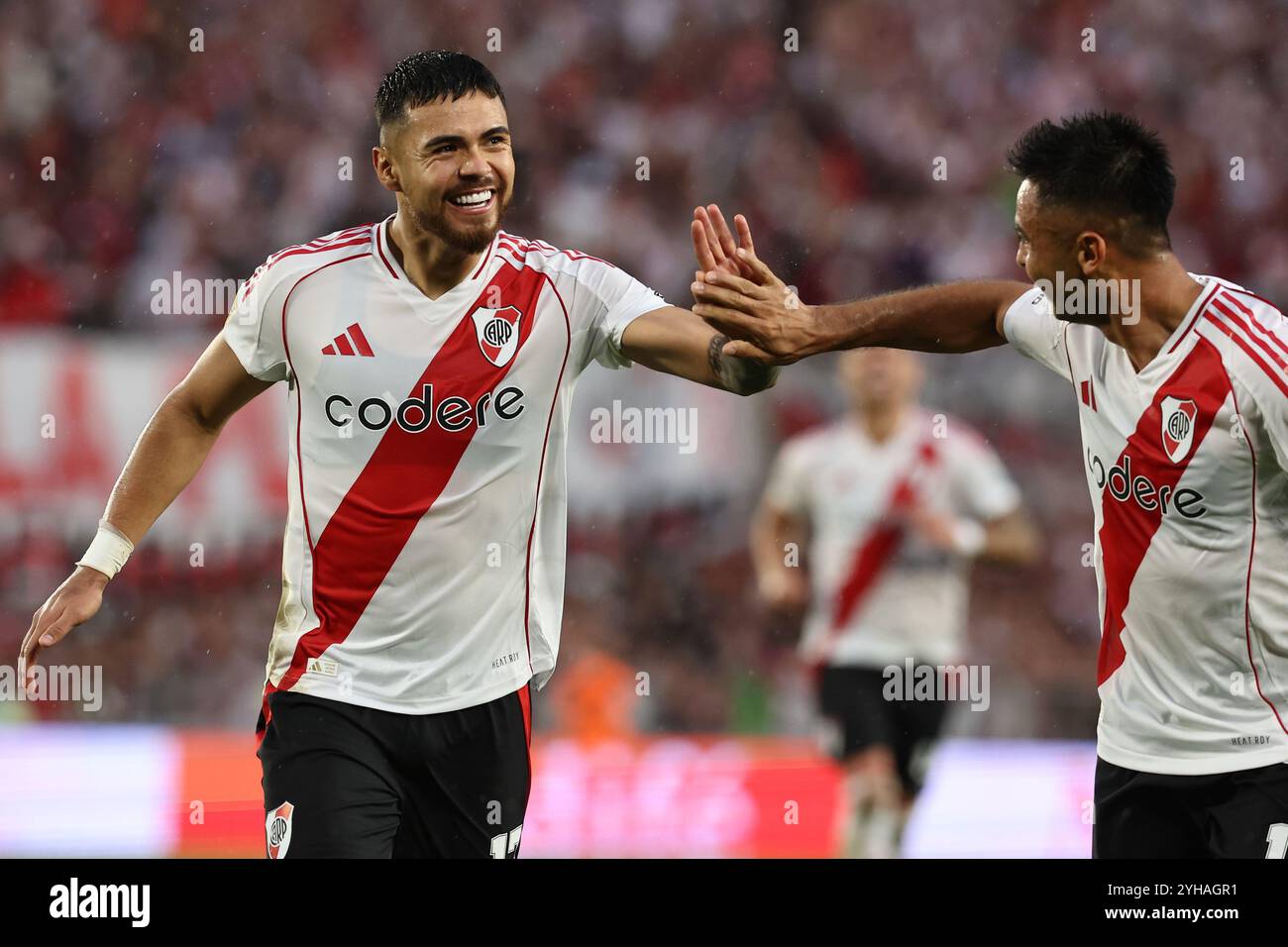 Buenos Aires, Argentina. 10 novembre 2024. Il difensore cileno del River Plate Paulo Diaz festeggia dopo aver segnato il terzo gol della squadra contro il Barracas Central durante il Torneo di calcio professionistico argentino 2024 "Cesar Luis Menotti" allo stadio El Monumental di Buenos Aires, il 10 novembre 2024. Crediti: Alejandro Pagni/Alamy Live News Foto Stock