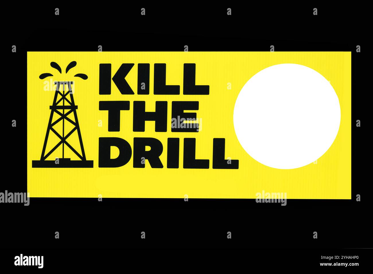Eliminare le lettere nere del trapano sul giallo con un cerchio bianco vuoto, tutte isolate sul nero Foto Stock