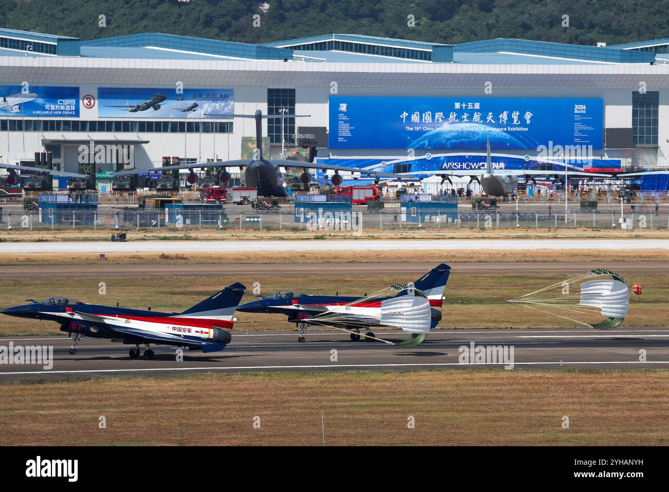 Zhuhai, Cina. 8 novembre 2024. Il "1° agosto" Aerobatic Team dell'aeronautica cinese ha condotto il suo primo addestramento di adattamento sul campo l'8 novembre 2024. La 15a mostra internazionale dell'aviazione e dell'aerospazio della Cina si terrà presso lo Zhuhai International Air Show Center dal 12 al 17 novembre. Credito: Chen Jimin/China News Service/Alamy Live News Foto Stock