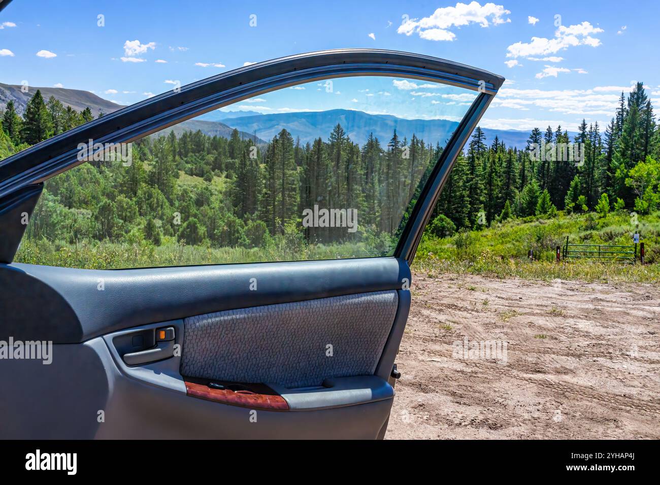 Castle Peak Park in Colorado, con conifere e vista panoramica dalla porta dei passeggeri nella contea di Eagle Foto Stock