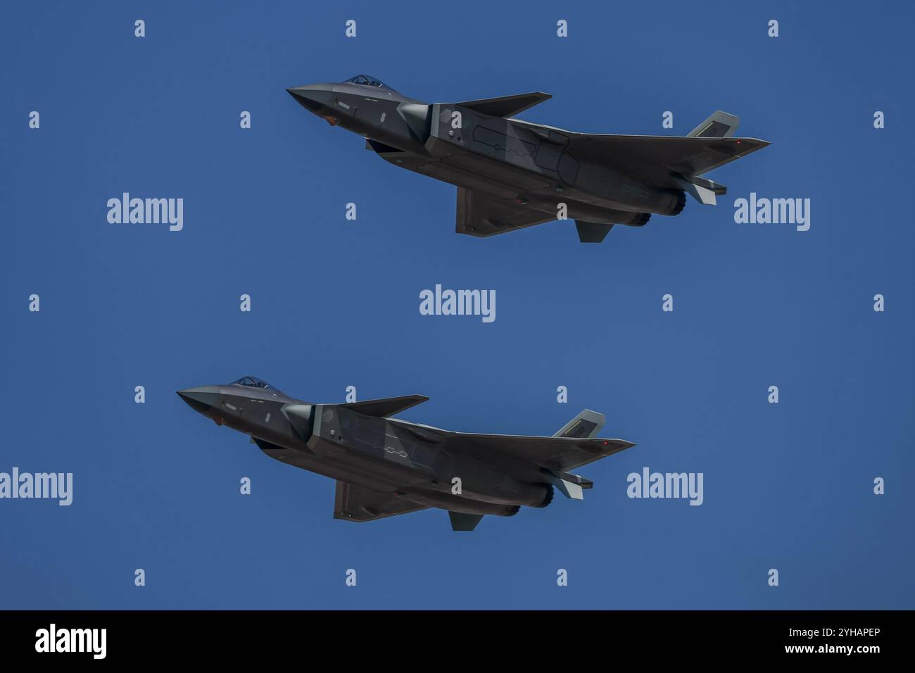 Zhuhai, Cina. 8 novembre 2024. Il caccia stealth J-20 è apparso a Zhuhai per il suo primo addestramento di adattamento sul campo l'8 novembre 2024. La 15a mostra internazionale dell'aviazione e dell'aerospazio della Cina si terrà presso lo Zhuhai International Air Show Center dal 12 al 17 novembre. Credito: Chen Jimin/China News Service/Alamy Live News Foto Stock