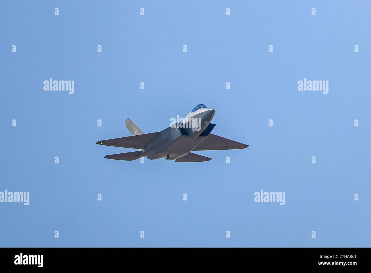 Zhuhai, Cina. 8 novembre 2024. Il nuovo caccia stealth cinese J-35A è apparso sopra l'aeroporto di Zhuhai Jinwan e ha subito il suo primo addestramento di adattamento del sito l'8 novembre 2024. La 15a mostra internazionale dell'aviazione e dell'aerospazio della Cina si terrà presso lo Zhuhai International Air Show Center dal 12 al 17 novembre. Credito: Chen Jimin/China News Service/Alamy Live News Foto Stock