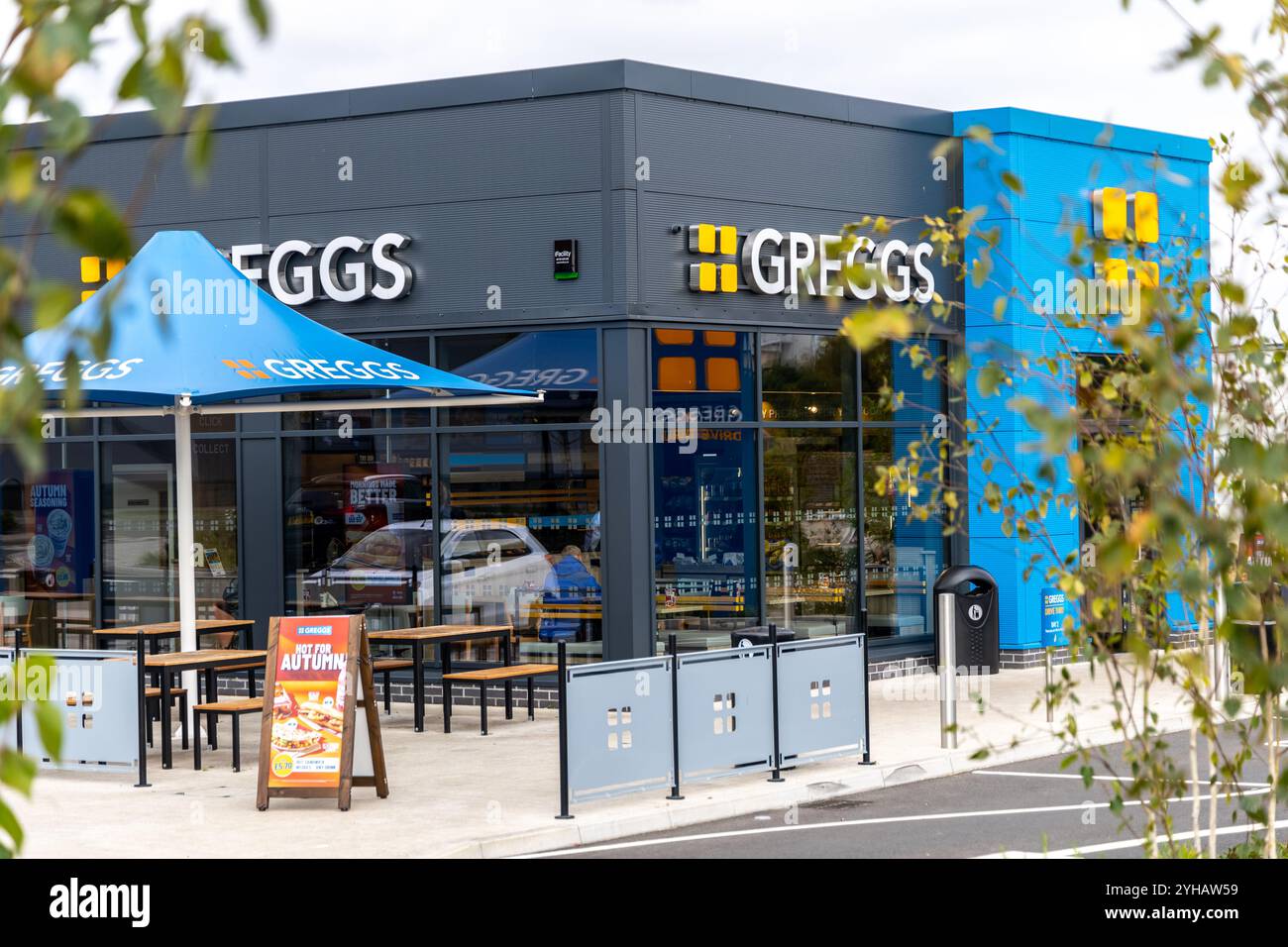 Bristol, Regno Unito - 19 settembre 2024: La nuova sede di Greggs apre le porte al Cribbs Causeway, offrendo dolci freschi e spuntini salati. Foto Stock