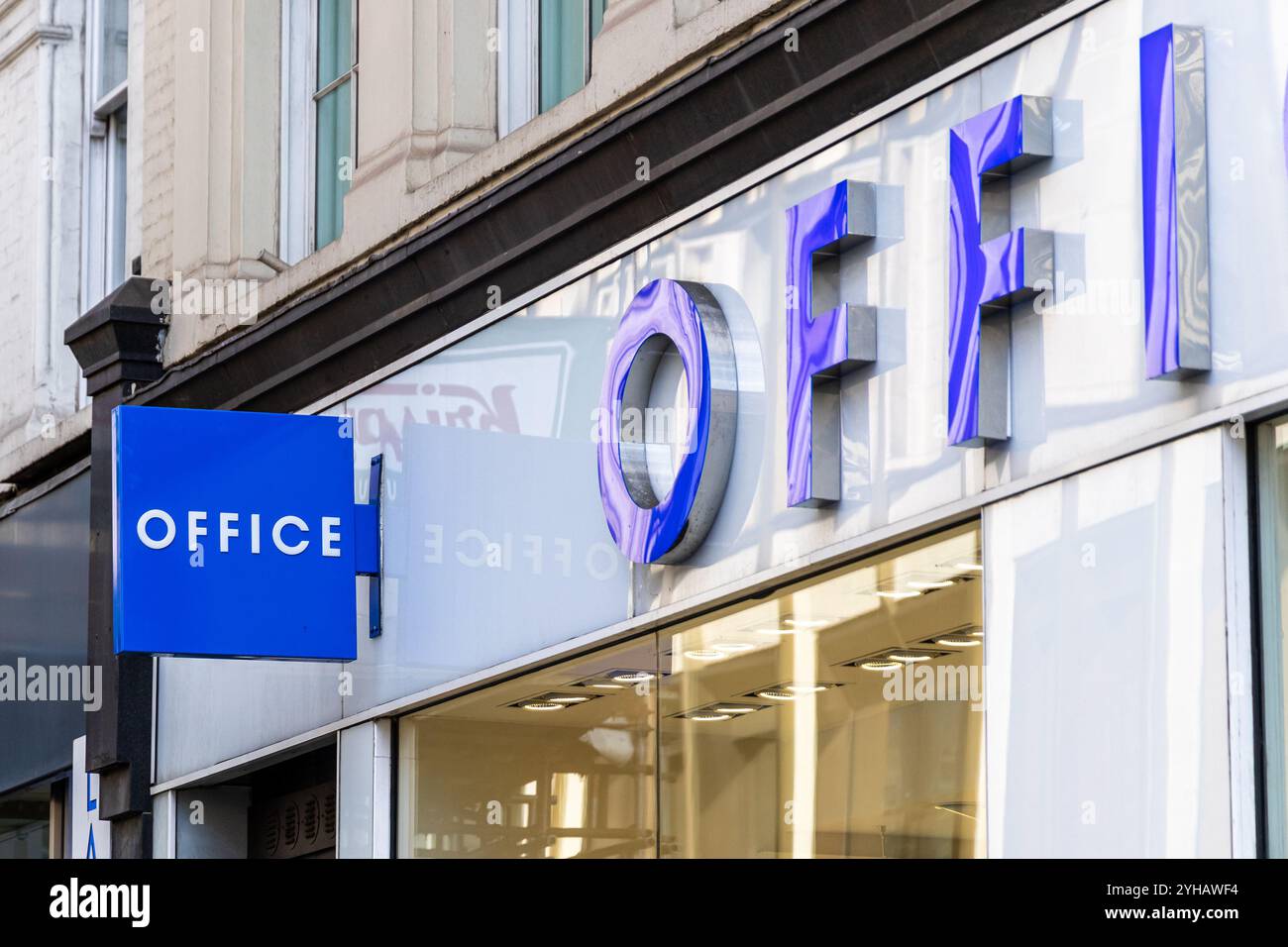 Londra, Regno Unito - 19 settembre 2024: Vivace Oxford Street con logo del marchio Office Shoe Shop. Foto Stock