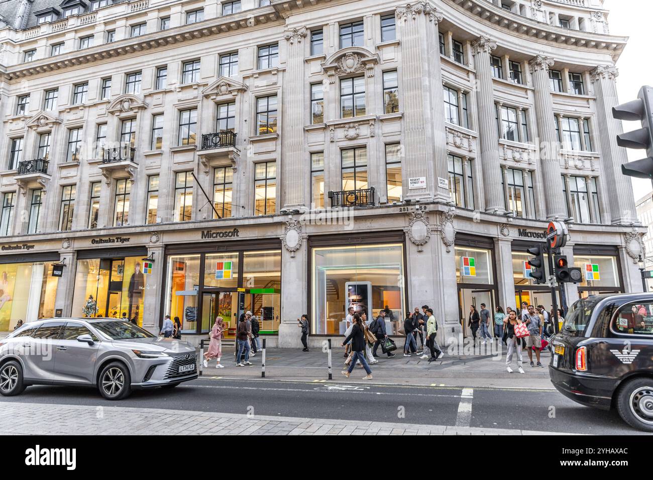 Londra, Regno Unito - 19 settembre 2024: Microsoft Store moderno nella storia. Vivace vita cittadina al tramonto. Pedoni e traffico. Foto Stock