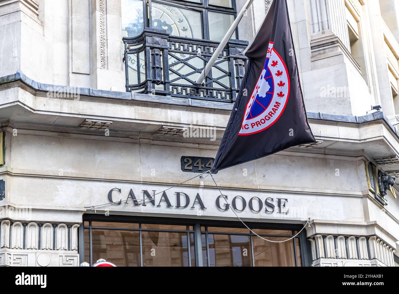 Londra, Regno Unito - 19 settembre 2024: Canada Goose Storefront con bandiera del programma artico in ambientazione urbana - Moda e abbigliamento all'aperto. Foto Stock