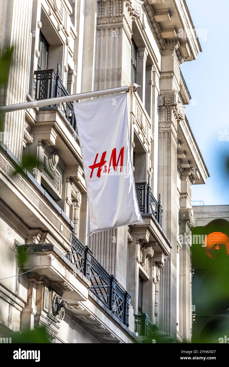 Londra, Regno Unito - 19 settembre 2024: Logo HM H e M sulla facciata del Classic Architecture Building. Foto Stock