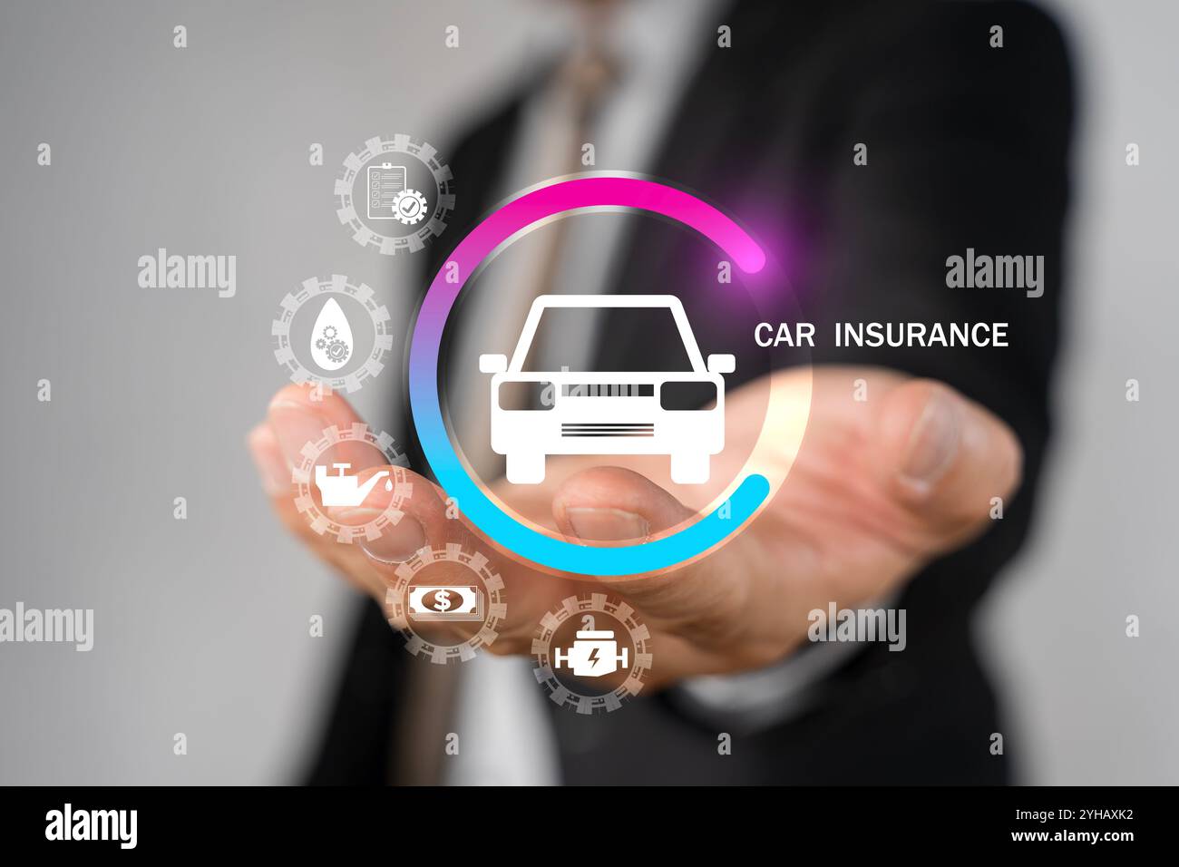 Composizione digitale dell'icona di un'auto Man Holding. Concetto di assicurazione auto e servizi auto. Uomo d'affari che offre gesti e un'icona di auto, protec Foto Stock