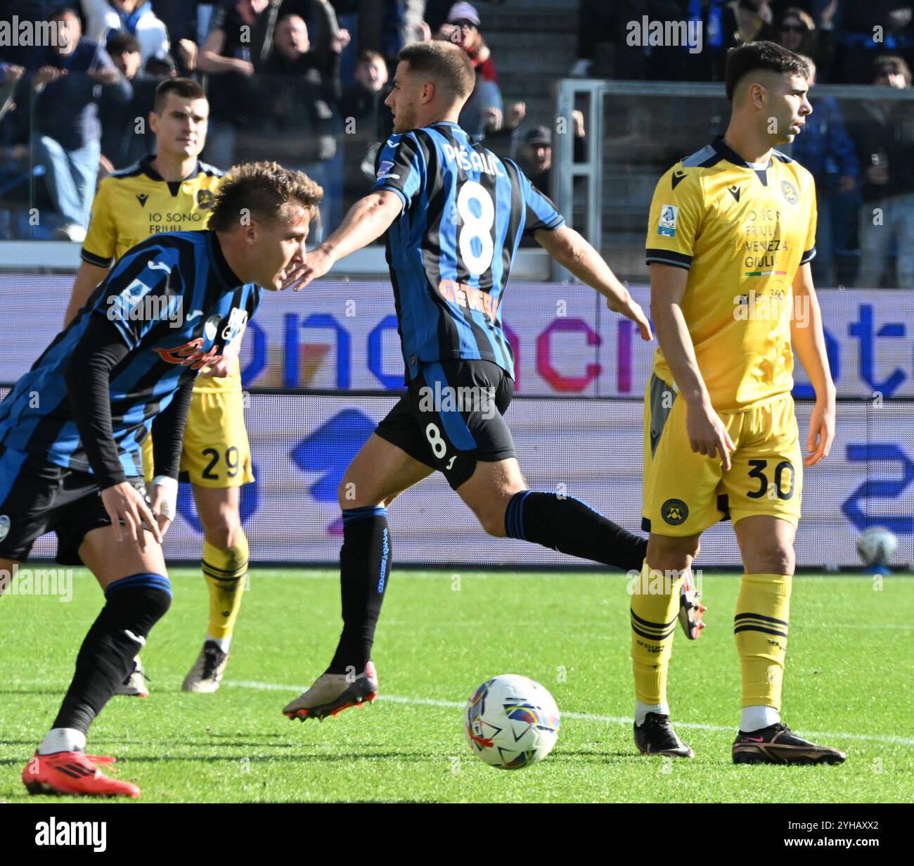 Bergamo, Italia. 10 novembre 2024. Mario Pasalic (C) di Atalanta celebra il suo gol durante una partita di serie A tra Atalanta e Udinese a Bergamo, in Italia, 10 novembre 2024. Crediti: Alberto Lingria/Xinhua/Alamy Live News Foto Stock