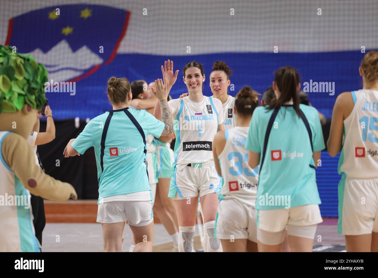 Lubiana, Slovenia. 10 novembre 2024. Le giocatrici slovene festeggiano dopo aver vinto la partita della fase a gironi delle qualificazioni FIBA Women's EuroBasket 2025 tra Slovenia e Ungheria a Lubiana, Slovenia, 10 novembre 2024. Crediti: Zeljko Stevanic/Xinhua/Alamy Live News Foto Stock