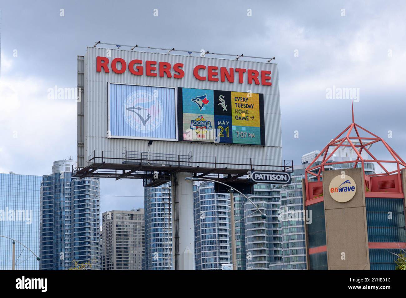 Toronto, ONTARIO, Canada – 3 agosto 2024: Rogers Centre è uno stadio polivalente con tetto apribile situato nel centro di Toronto, Ontario, Canada. Foto Stock