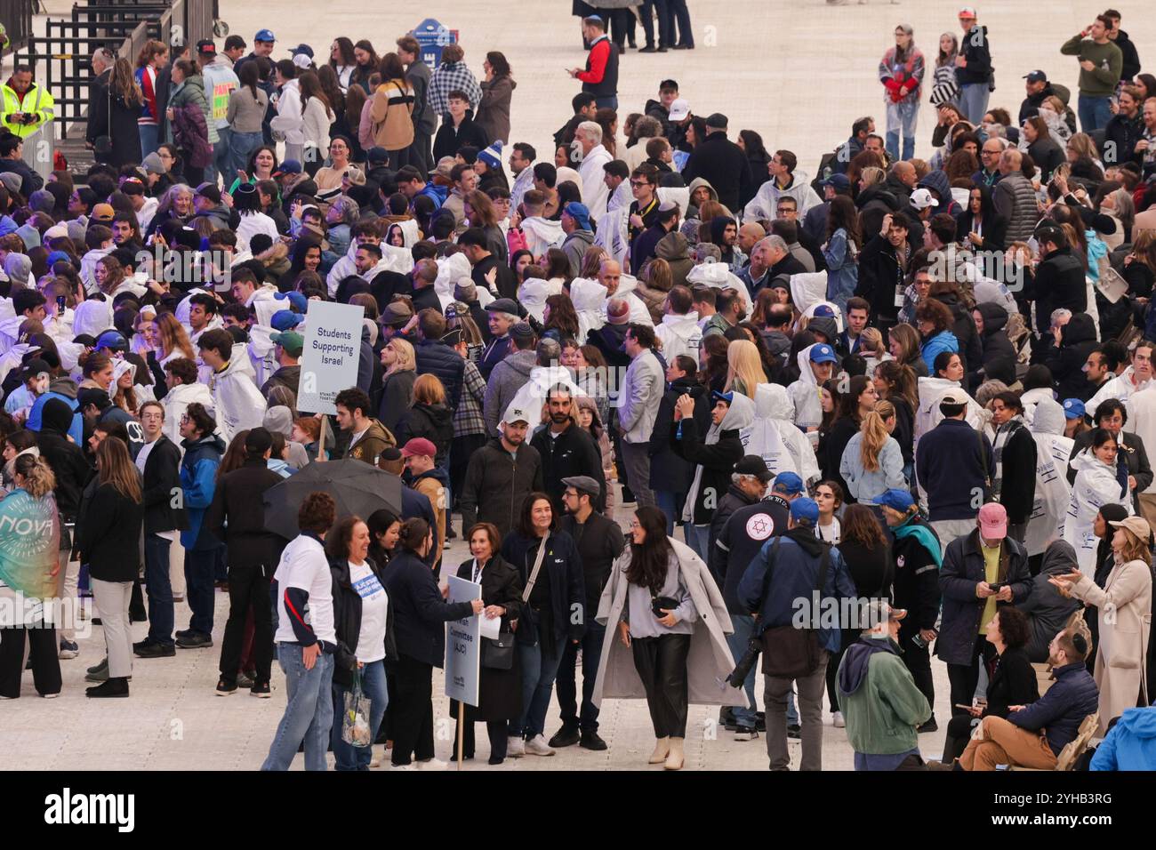 Washington, Stati Uniti. 10 novembre 2024. Migliaia di persone si sono riunite al Nationals Park Stadium per stare con Israele, per gli ostaggi e contro l'antisemitismo, il 10 novembre 2024, a Washington, DC, STATI UNITI. C’era gratitudine per l’America, i militari e i partner civici e alleati degli Stati Uniti. Questo evento si è tenuto per rafforzare l'unità ebraica tra i 101 ostaggi ancora prigionieri a Gaza e in previsione dell'amministrazione Trump. (Foto di Robyn Stevens Brody/Sipa USA) credito: SIPA USA/Alamy Live News Foto Stock