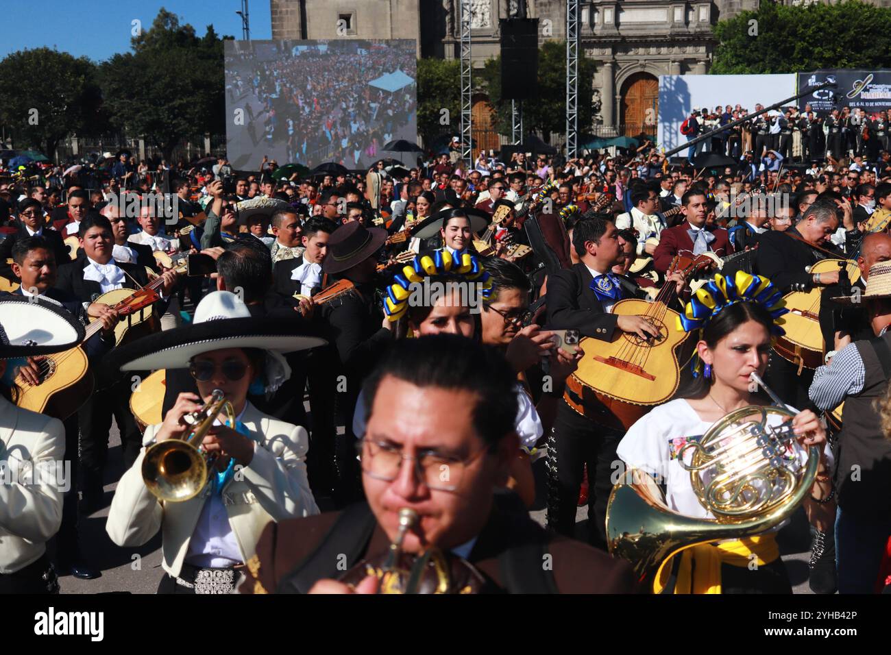 Città del Messico, Messico. 10 novembre 2024. Centinaia di mariachi che partecipano al Mariachi World record come parte della chiusura del primo Congresso Mondiale Mariachi. 1.122 Mariachis rompono il Guinness World record eseguendo la popolare canzone messicana "Cielito Lindo" allo stesso tempo nella piazza principale di Zocalo. Il 10 novembre 2024 a città del Messico, Messico. (Foto di Carlos Santiago/ Eyepix Group/Sipa USA) credito: SIPA USA/Alamy Live News Foto Stock