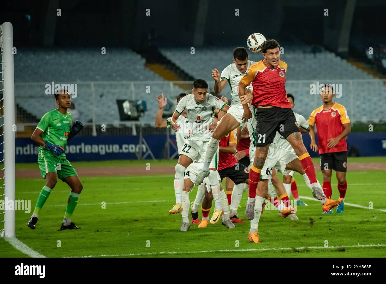 Kolkata, India. 9 novembre 2024. L'East Bengal FC gioca una partita meno pareggiata con Mohammedan SC nella Indian Super League 2024-25 al Salt Lake Stadium, a Kolkata, in India, il 9 novembre 2024. I giocatori dell'East Bengal FC hanno mostrato uno spirito positivo e combattivo dopo essere scesi a 9 uomini entro 30 minuti dalla partita per una decisione controversa da parte dell'arbitro e sono riusciti a mantenere i giocatori avversari MSC fino alla fine della partita. (Foto di Amlan Biswas/Pacific Press/Sipa USA) credito: SIPA USA/Alamy Live News Foto Stock