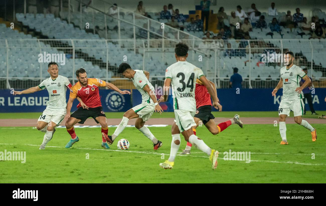 Kolkata, India. 9 novembre 2024. L'East Bengal FC gioca una partita meno pareggiata con Mohammedan SC nella Indian Super League 2024-25 al Salt Lake Stadium, a Kolkata, in India, il 9 novembre 2024. I giocatori dell'East Bengal FC hanno mostrato uno spirito positivo e combattivo dopo essere scesi a 9 uomini entro 30 minuti dalla partita per una decisione controversa da parte dell'arbitro e sono riusciti a mantenere i giocatori avversari MSC fino alla fine della partita. (Foto di Amlan Biswas/Pacific Press/Sipa USA) credito: SIPA USA/Alamy Live News Foto Stock