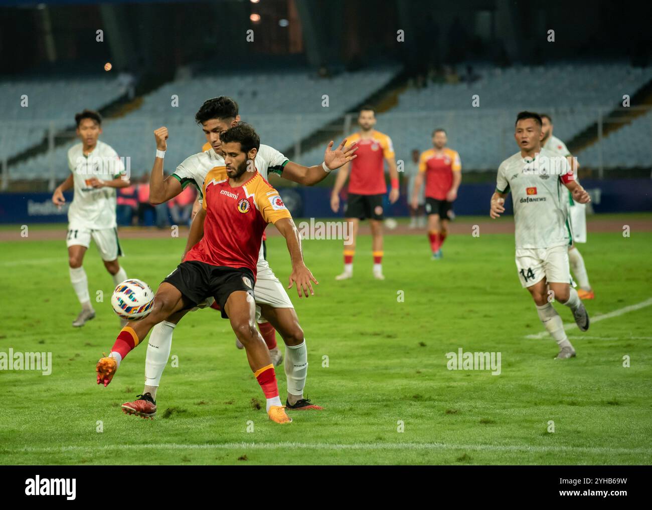 Kolkata, India. 9 novembre 2024. L'East Bengal FC gioca una partita meno pareggiata con Mohammedan SC nella Indian Super League 2024-25 al Salt Lake Stadium, a Kolkata, in India, il 9 novembre 2024. I giocatori dell'East Bengal FC hanno mostrato uno spirito positivo e combattivo dopo essere scesi a 9 uomini entro 30 minuti dalla partita per una decisione controversa da parte dell'arbitro e sono riusciti a mantenere i giocatori avversari MSC fino alla fine della partita. (Foto di Amlan Biswas/Pacific Press/Sipa USA) credito: SIPA USA/Alamy Live News Foto Stock