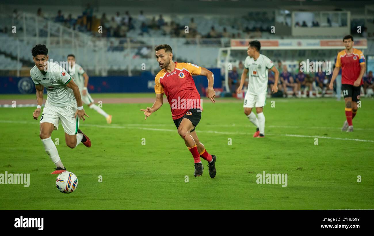 Kolkata, India. 9 novembre 2024. L'East Bengal FC gioca una partita meno pareggiata con Mohammedan SC nella Indian Super League 2024-25 al Salt Lake Stadium, a Kolkata, in India, il 9 novembre 2024. I giocatori dell'East Bengal FC hanno mostrato uno spirito positivo e combattivo dopo essere scesi a 9 uomini entro 30 minuti dalla partita per una decisione controversa da parte dell'arbitro e sono riusciti a mantenere i giocatori avversari MSC fino alla fine della partita. (Foto di Amlan Biswas/Pacific Press/Sipa USA) credito: SIPA USA/Alamy Live News Foto Stock
