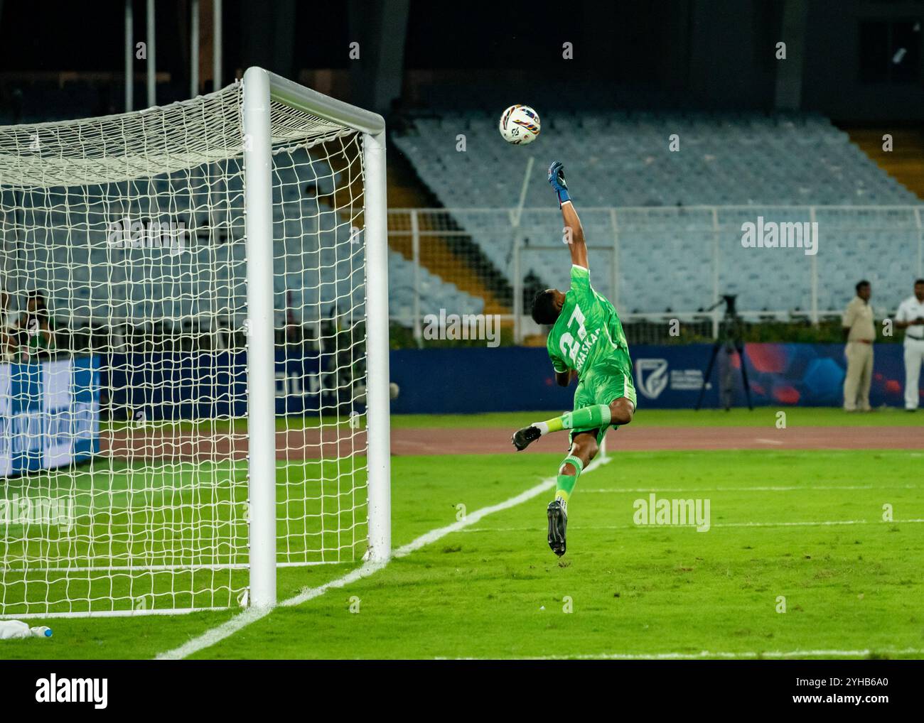 Kolkata, India. 9 novembre 2024. L'East Bengal FC gioca una partita meno pareggiata con Mohammedan SC nella Indian Super League 2024-25 al Salt Lake Stadium, a Kolkata, in India, il 9 novembre 2024. I giocatori dell'East Bengal FC hanno mostrato uno spirito positivo e combattivo dopo essere scesi a 9 uomini entro 30 minuti dalla partita per una decisione controversa da parte dell'arbitro e sono riusciti a mantenere i giocatori avversari MSC fino alla fine della partita. (Foto di Amlan Biswas/Pacific Press/Sipa USA) credito: SIPA USA/Alamy Live News Foto Stock