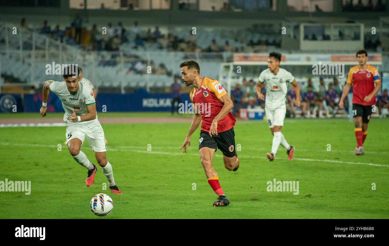 Kolkata, India. 9 novembre 2024. L'East Bengal FC gioca una partita meno pareggiata con Mohammedan SC nella Indian Super League 2024-25 al Salt Lake Stadium, a Kolkata, in India, il 9 novembre 2024. I giocatori dell'East Bengal FC hanno mostrato uno spirito positivo e combattivo dopo essere scesi a 9 uomini entro 30 minuti dalla partita per una decisione controversa da parte dell'arbitro e sono riusciti a mantenere i giocatori avversari MSC fino alla fine della partita. (Foto di Amlan Biswas/Pacific Press/Sipa USA) credito: SIPA USA/Alamy Live News Foto Stock