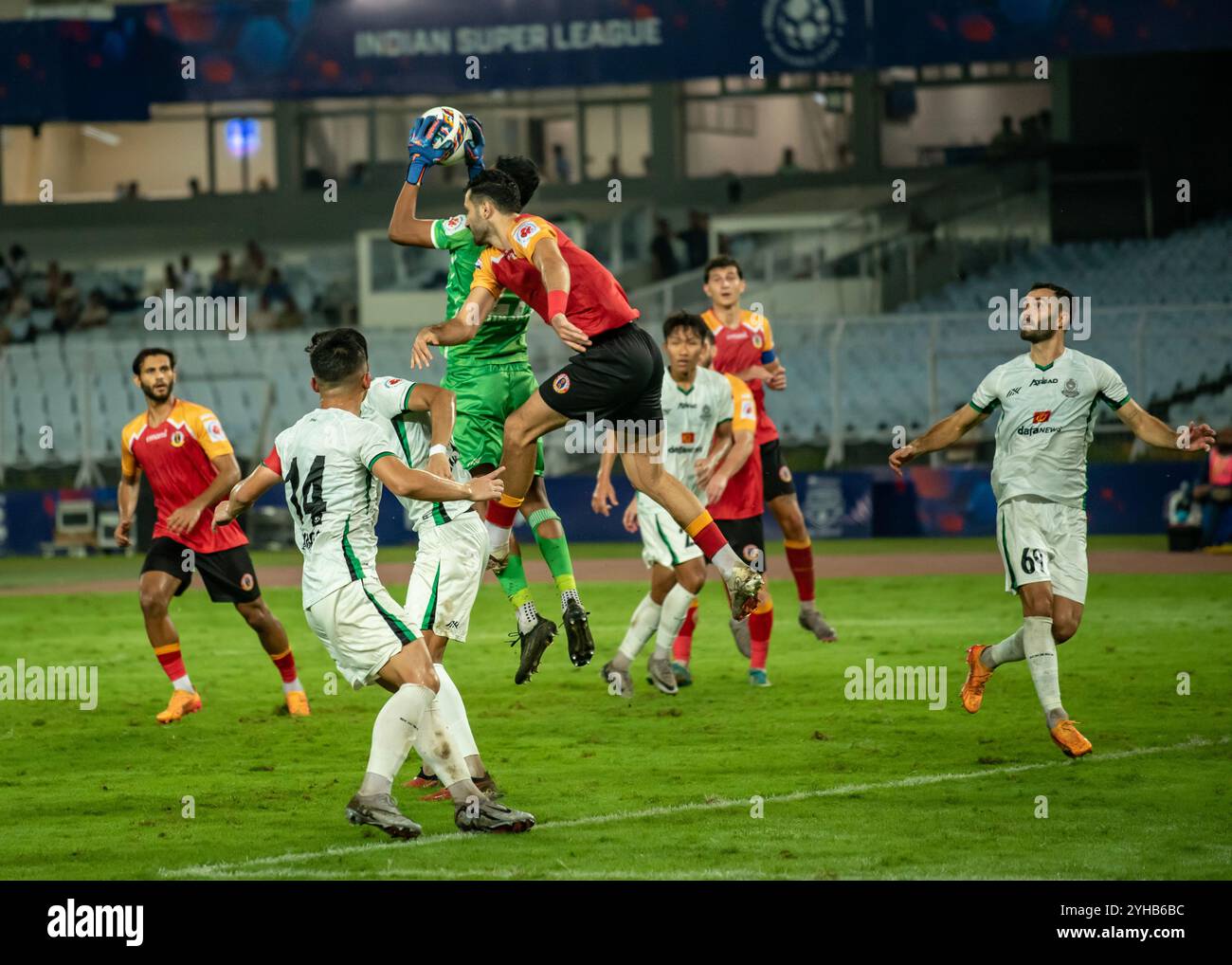 Kolkata, India. 9 novembre 2024. L'East Bengal FC gioca una partita meno pareggiata con Mohammedan SC nella Indian Super League 2024-25 al Salt Lake Stadium, a Kolkata, in India, il 9 novembre 2024. I giocatori dell'East Bengal FC hanno mostrato uno spirito positivo e combattivo dopo essere scesi a 9 uomini entro 30 minuti dalla partita per una decisione controversa da parte dell'arbitro e sono riusciti a mantenere i giocatori avversari MSC fino alla fine della partita. (Foto di Amlan Biswas/Pacific Press/Sipa USA) credito: SIPA USA/Alamy Live News Foto Stock