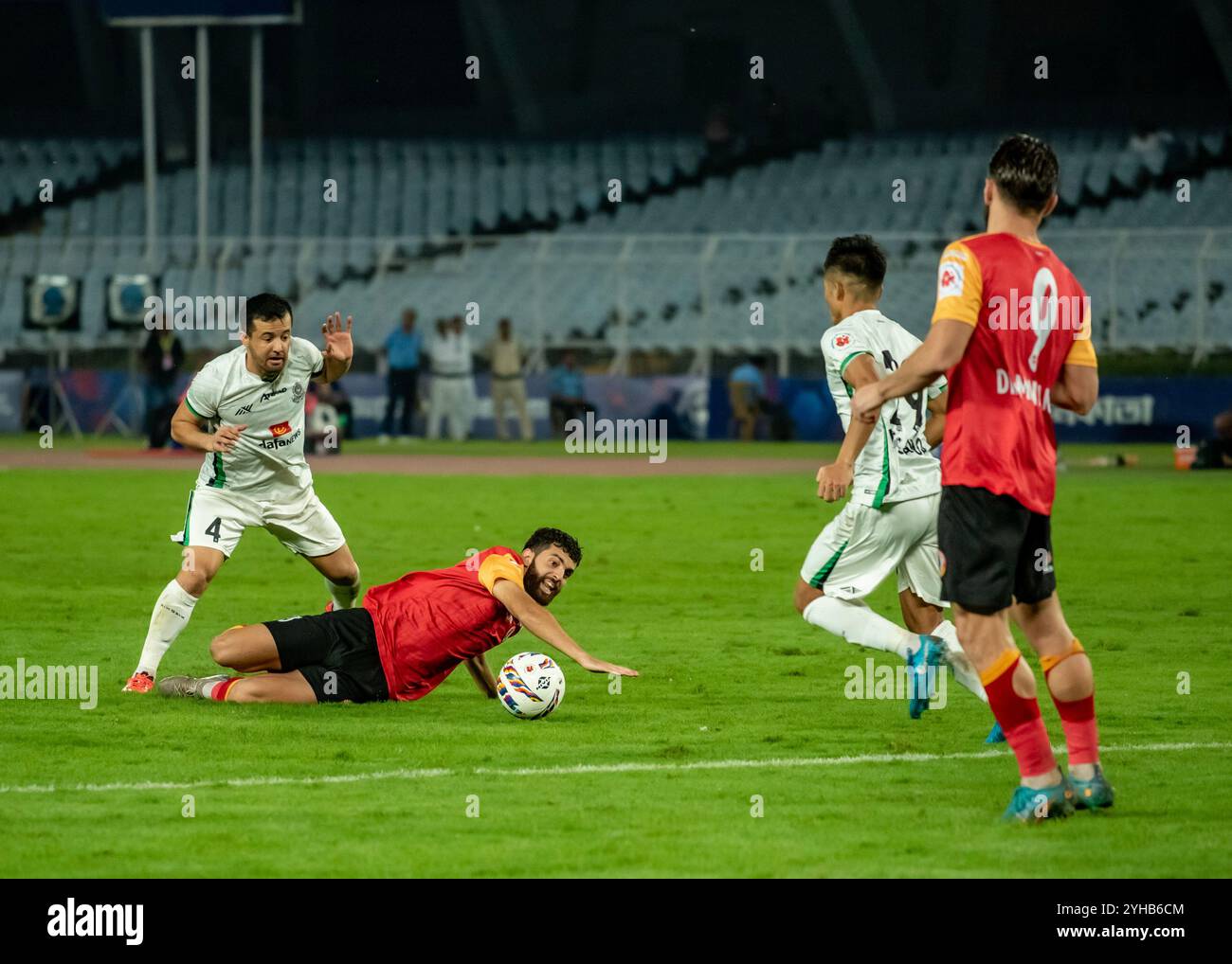 Kolkata, India. 9 novembre 2024. L'East Bengal FC gioca una partita meno pareggiata con Mohammedan SC nella Indian Super League 2024-25 al Salt Lake Stadium, a Kolkata, in India, il 9 novembre 2024. I giocatori dell'East Bengal FC hanno mostrato uno spirito positivo e combattivo dopo essere scesi a 9 uomini entro 30 minuti dalla partita per una decisione controversa da parte dell'arbitro e sono riusciti a mantenere i giocatori avversari MSC fino alla fine della partita. (Foto di Amlan Biswas/Pacific Press/Sipa USA) credito: SIPA USA/Alamy Live News Foto Stock