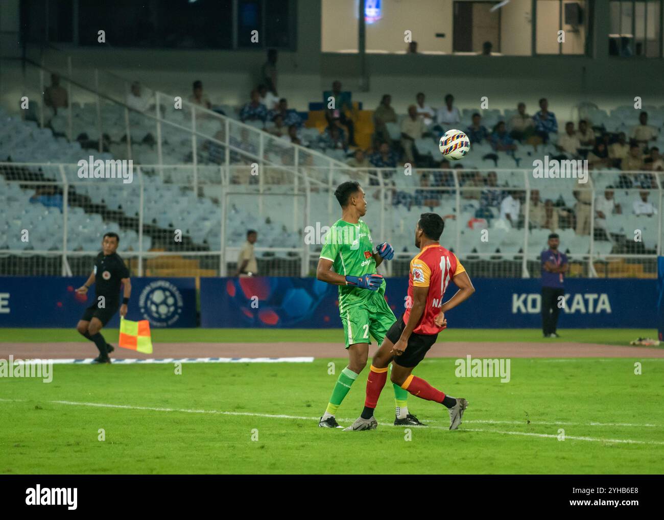 Kolkata, India. 9 novembre 2024. L'East Bengal FC gioca una partita meno pareggiata con Mohammedan SC nella Indian Super League 2024-25 al Salt Lake Stadium, a Kolkata, in India, il 9 novembre 2024. I giocatori dell'East Bengal FC hanno mostrato uno spirito positivo e combattivo dopo essere scesi a 9 uomini entro 30 minuti dalla partita per una decisione controversa da parte dell'arbitro e sono riusciti a mantenere i giocatori avversari MSC fino alla fine della partita. (Foto di Amlan Biswas/Pacific Press/Sipa USA) credito: SIPA USA/Alamy Live News Foto Stock