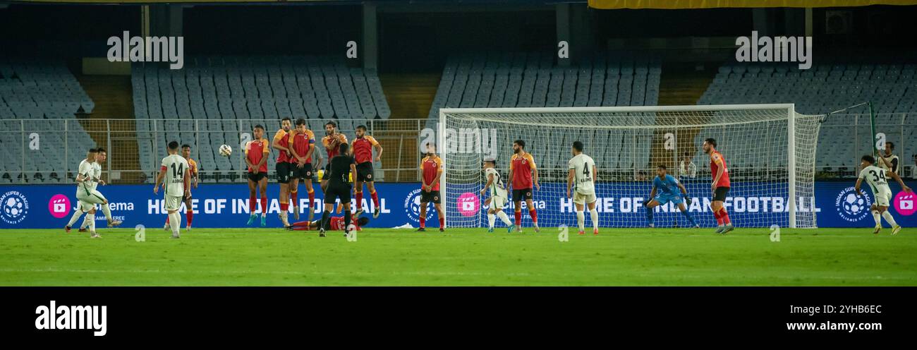 Kolkata, India. 9 novembre 2024. L'East Bengal FC gioca una partita meno pareggiata con Mohammedan SC nella Indian Super League 2024-25 al Salt Lake Stadium, a Kolkata, in India, il 9 novembre 2024. I giocatori dell'East Bengal FC hanno mostrato uno spirito positivo e combattivo dopo essere scesi a 9 uomini entro 30 minuti dalla partita per una decisione controversa da parte dell'arbitro e sono riusciti a mantenere i giocatori avversari MSC fino alla fine della partita. (Foto di Amlan Biswas/Pacific Press/Sipa USA) credito: SIPA USA/Alamy Live News Foto Stock