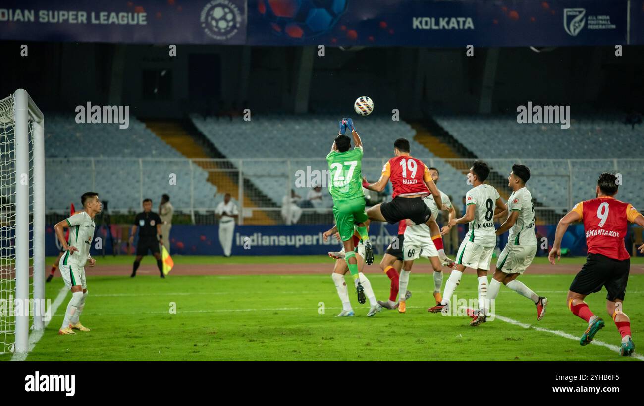 Kolkata, India. 9 novembre 2024. L'East Bengal FC gioca una partita meno pareggiata con Mohammedan SC nella Indian Super League 2024-25 al Salt Lake Stadium, a Kolkata, in India, il 9 novembre 2024. I giocatori dell'East Bengal FC hanno mostrato uno spirito positivo e combattivo dopo essere scesi a 9 uomini entro 30 minuti dalla partita per una decisione controversa da parte dell'arbitro e sono riusciti a mantenere i giocatori avversari MSC fino alla fine della partita. (Foto di Amlan Biswas/Pacific Press/Sipa USA) credito: SIPA USA/Alamy Live News Foto Stock