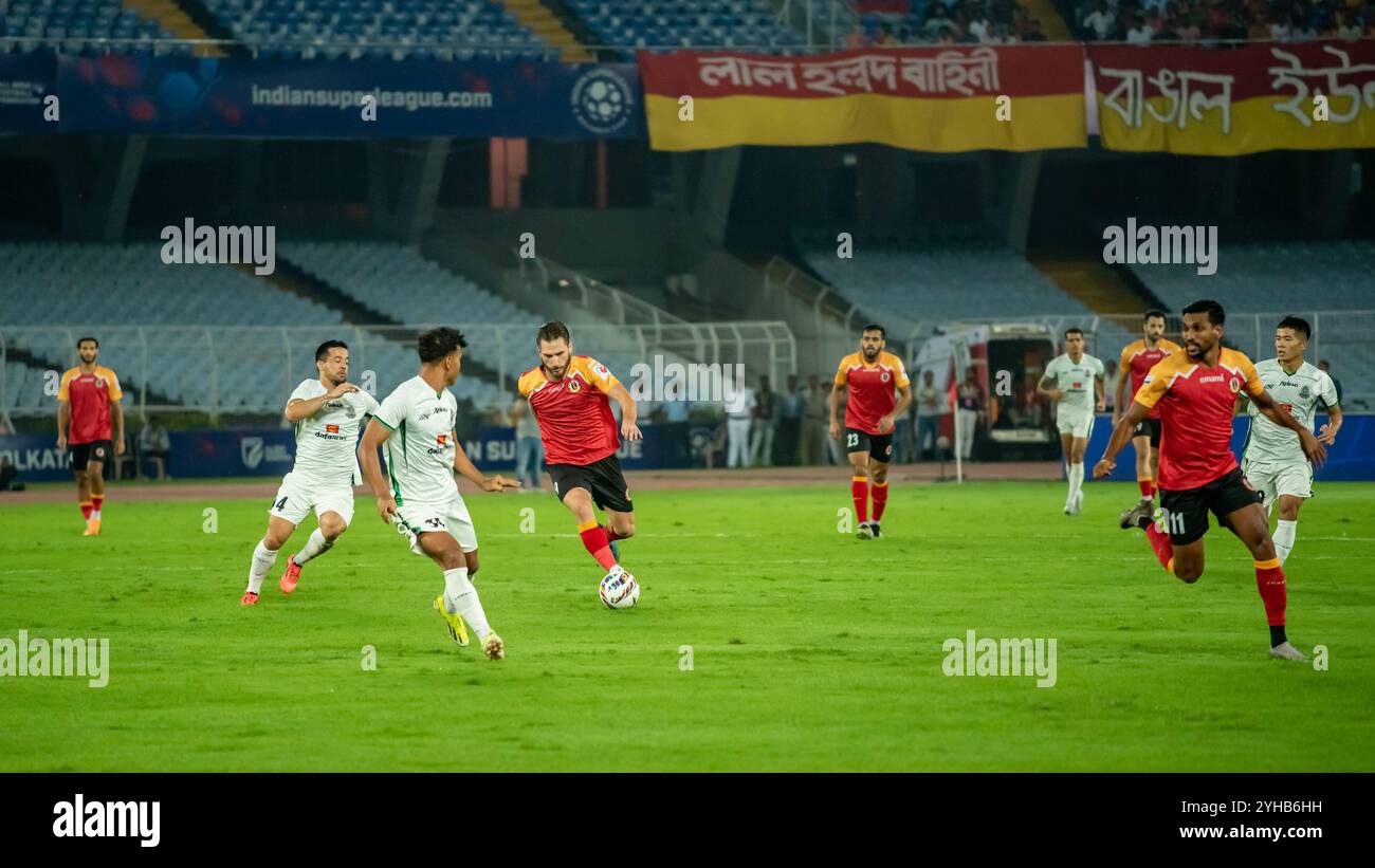 Kolkata, India. 9 novembre 2024. L'East Bengal FC gioca una partita meno pareggiata con Mohammedan SC nella Indian Super League 2024-25 al Salt Lake Stadium, a Kolkata, in India, il 9 novembre 2024. I giocatori dell'East Bengal FC hanno mostrato uno spirito positivo e combattivo dopo essere scesi a 9 uomini entro 30 minuti dalla partita per una decisione controversa da parte dell'arbitro e sono riusciti a mantenere i giocatori avversari MSC fino alla fine della partita. (Foto di Amlan Biswas/Pacific Press/Sipa USA) credito: SIPA USA/Alamy Live News Foto Stock