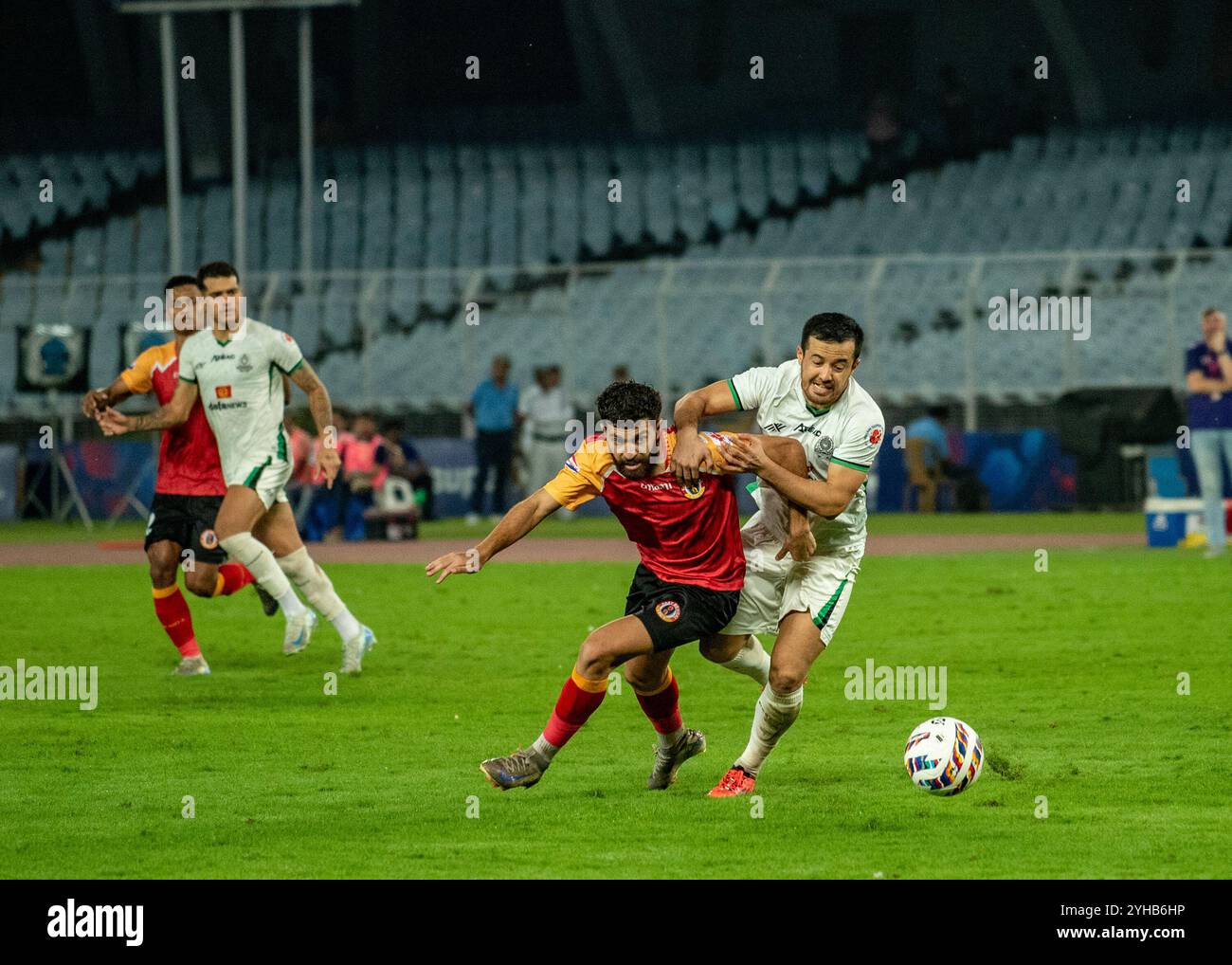 Kolkata, India. 9 novembre 2024. L'East Bengal FC gioca una partita meno pareggiata con Mohammedan SC nella Indian Super League 2024-25 al Salt Lake Stadium, a Kolkata, in India, il 9 novembre 2024. I giocatori dell'East Bengal FC hanno mostrato uno spirito positivo e combattivo dopo essere scesi a 9 uomini entro 30 minuti dalla partita per una decisione controversa da parte dell'arbitro e sono riusciti a mantenere i giocatori avversari MSC fino alla fine della partita. (Foto di Amlan Biswas/Pacific Press/Sipa USA) credito: SIPA USA/Alamy Live News Foto Stock