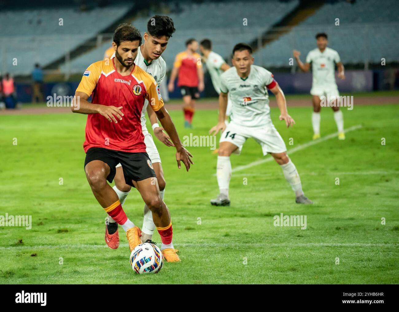 Kolkata, India. 9 novembre 2024. L'East Bengal FC gioca una partita meno pareggiata con Mohammedan SC nella Indian Super League 2024-25 al Salt Lake Stadium, a Kolkata, in India, il 9 novembre 2024. I giocatori dell'East Bengal FC hanno mostrato uno spirito positivo e combattivo dopo essere scesi a 9 uomini entro 30 minuti dalla partita per una decisione controversa da parte dell'arbitro e sono riusciti a mantenere i giocatori avversari MSC fino alla fine della partita. (Foto di Amlan Biswas/Pacific Press/Sipa USA) credito: SIPA USA/Alamy Live News Foto Stock