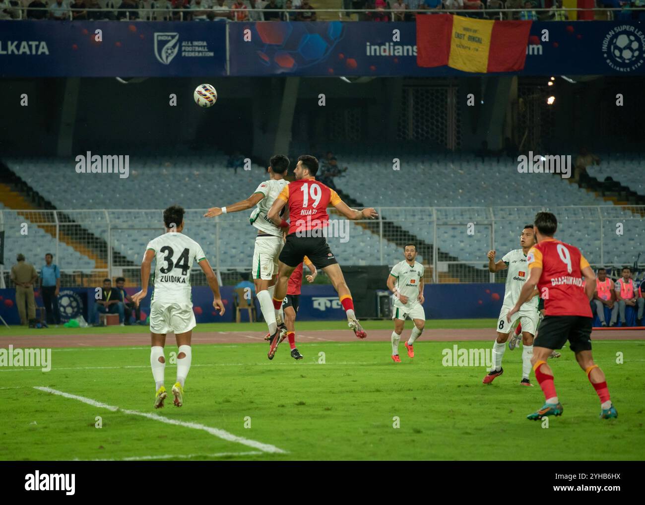Kolkata, India. 9 novembre 2024. L'East Bengal FC gioca una partita meno pareggiata con Mohammedan SC nella Indian Super League 2024-25 al Salt Lake Stadium, a Kolkata, in India, il 9 novembre 2024. I giocatori dell'East Bengal FC hanno mostrato uno spirito positivo e combattivo dopo essere scesi a 9 uomini entro 30 minuti dalla partita per una decisione controversa da parte dell'arbitro e sono riusciti a mantenere i giocatori avversari MSC fino alla fine della partita. (Foto di Amlan Biswas/Pacific Press/Sipa USA) credito: SIPA USA/Alamy Live News Foto Stock