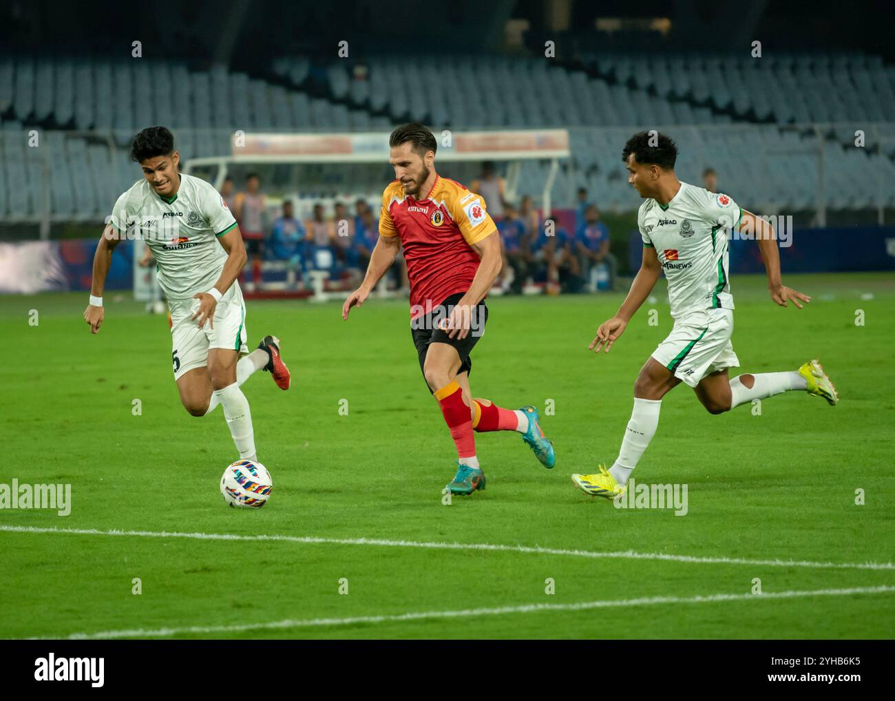 Kolkata, India. 9 novembre 2024. L'East Bengal FC gioca una partita meno pareggiata con Mohammedan SC nella Indian Super League 2024-25 al Salt Lake Stadium, a Kolkata, in India, il 9 novembre 2024. I giocatori dell'East Bengal FC hanno mostrato uno spirito positivo e combattivo dopo essere scesi a 9 uomini entro 30 minuti dalla partita per una decisione controversa da parte dell'arbitro e sono riusciti a mantenere i giocatori avversari MSC fino alla fine della partita. (Foto di Amlan Biswas/Pacific Press/Sipa USA) credito: SIPA USA/Alamy Live News Foto Stock